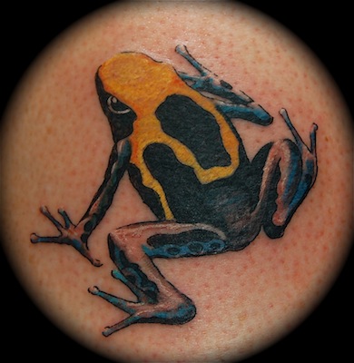 Lite golfbollig pga muskeln trycks fram av underlaget.