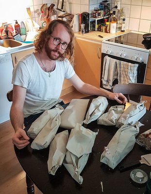 ...i dom hittar vi...ännu fler paket! Fyllda med mer trasiga tidningar. Och växter! Yay!